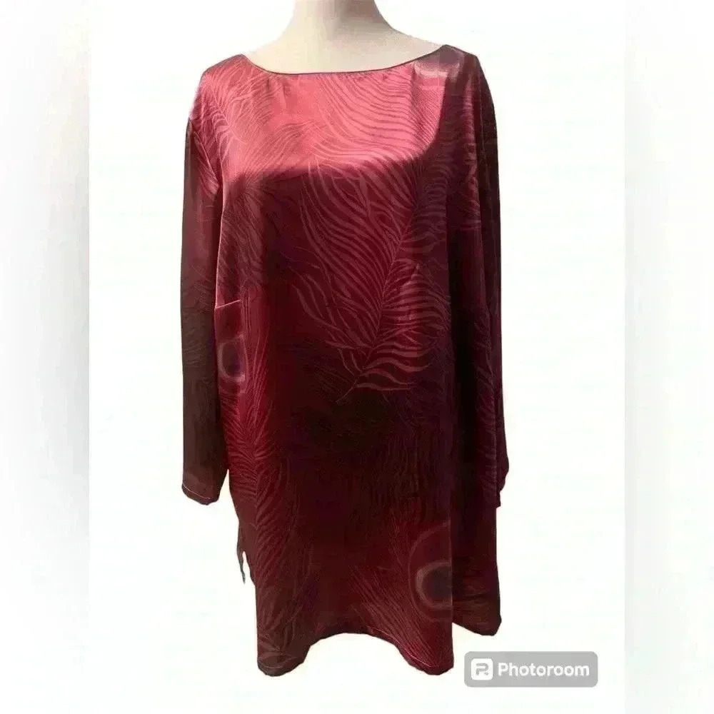 Covington Woman long sleeve top with rounded neck has leaf design size 20-22W